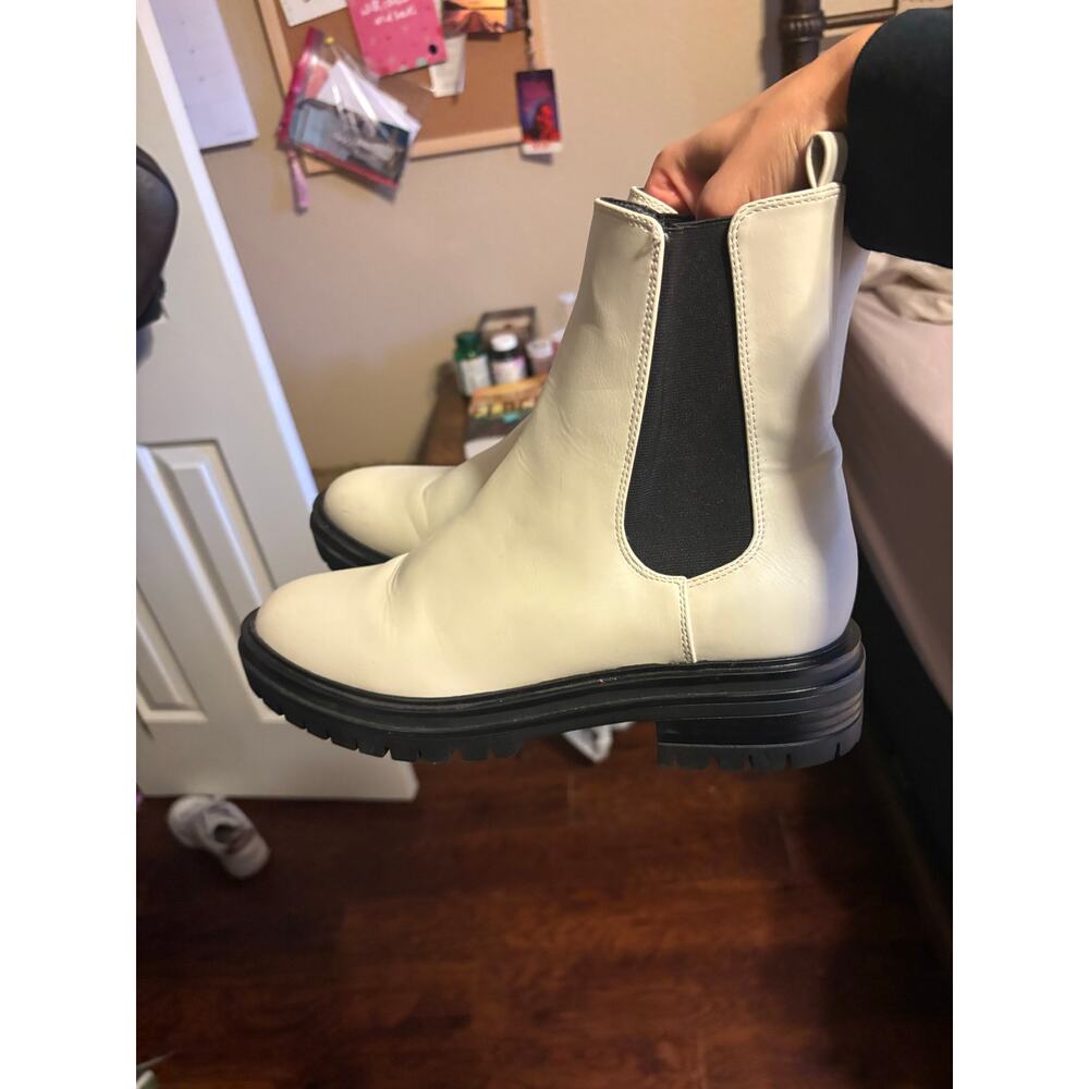 Nine West white boots size 8
